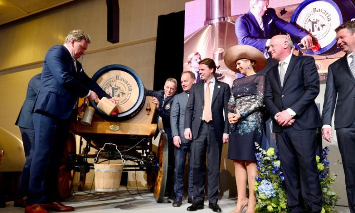 Maxima bij Brouwerij Bavaria voor viering 300-jarig bestaan